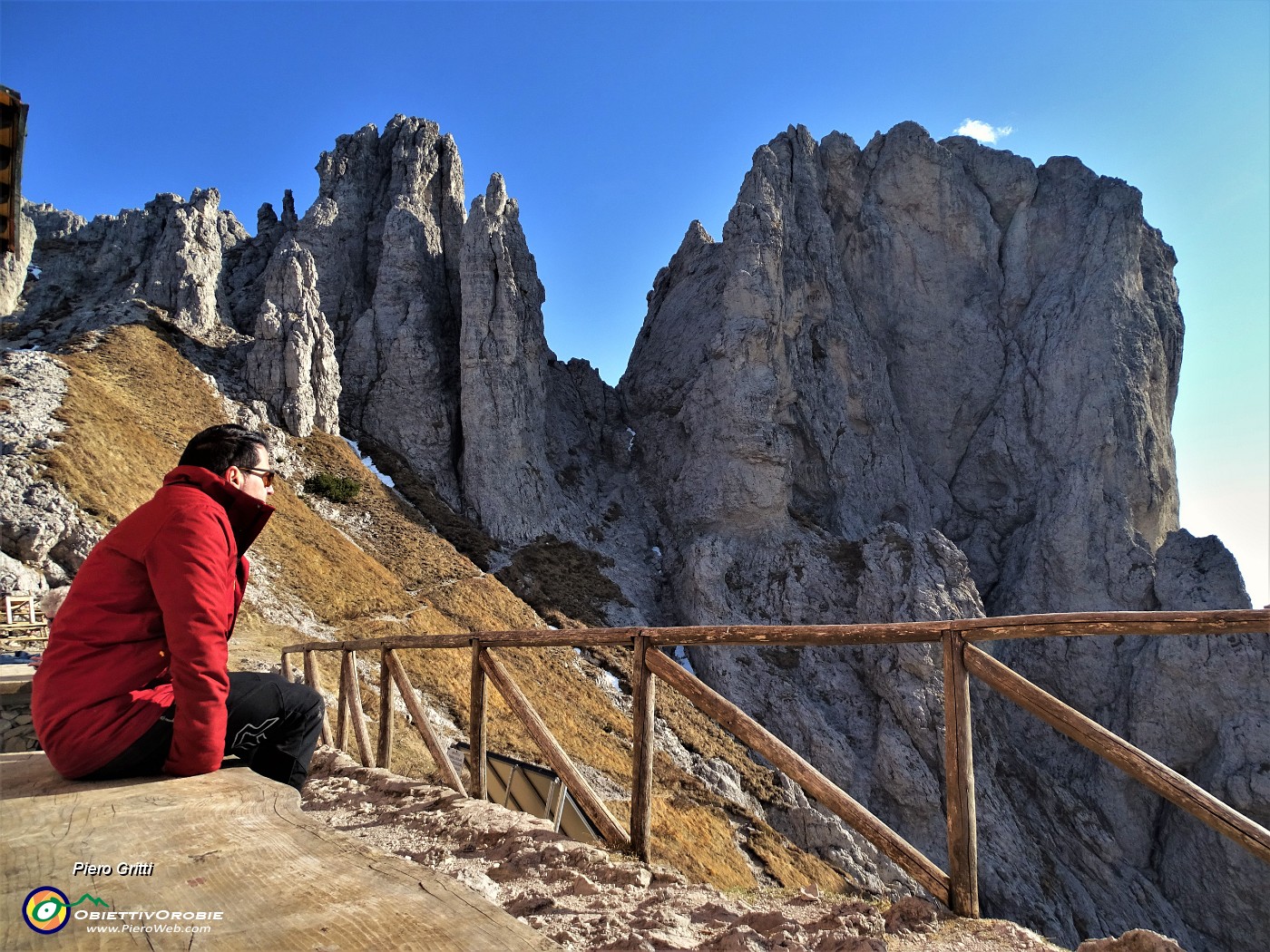 40 Al Rif. Rosalba (1730 m) spazzati dal vento e con da sfondo la Torre Cecilia.JPG